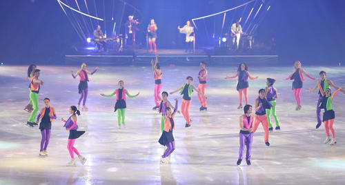 「ファンタジー・オン・アイス2025」のオープニングで観客を魅了する坂本（中央）ら（撮影・鈴木みどり）
