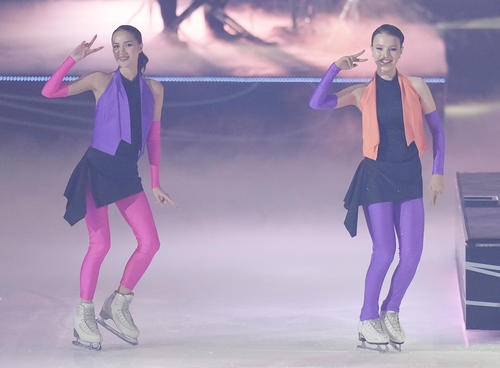 「ファンタジー・オン・アイス2025」のオープニングで観客を魅了するザギトワ（左）とシェルバコワ（撮影・鈴木みどり）