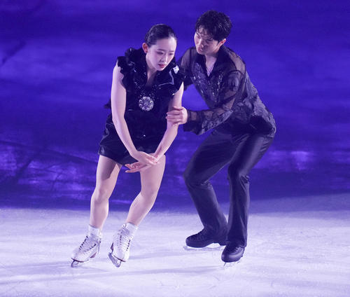 「ファンタジー・オン・アイス2025」で観客を魅了する友野（右）と青木（撮影・鈴木みどり）