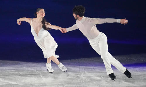 「ファンタジー・オン・アイス2025」で観客を魅了するシゼロン（右）とフルニエボードリー（撮影・鈴木みどり）