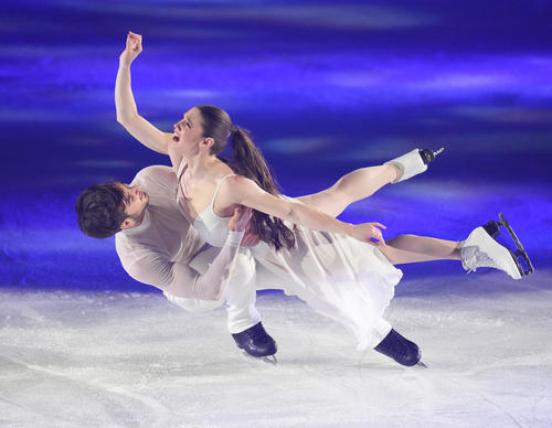 「ファンタジー・オン・アイス2025」で観客を魅了するシゼロン（左）とフルニエボードリー（撮影・鈴木みどり）