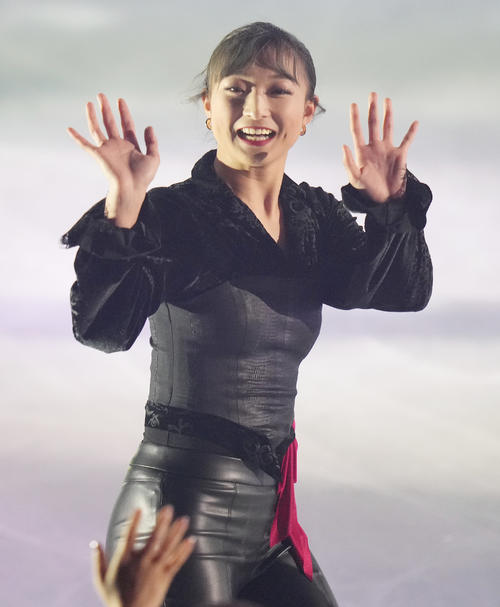 「ファンタジー・オン・アイス2025」でファンに手を振る坂本（撮影・鈴木みどり）