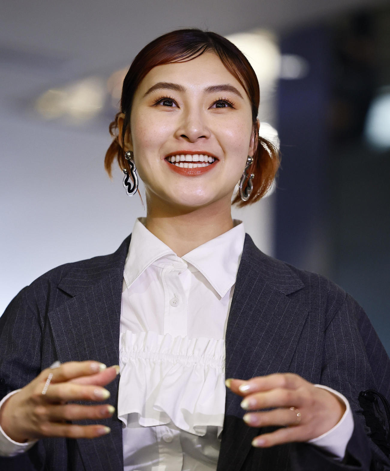IGアリーナ開業式典に出席し、取材に応じるフィギュアスケーターの村上佳菜子（撮影・藤尾明華）