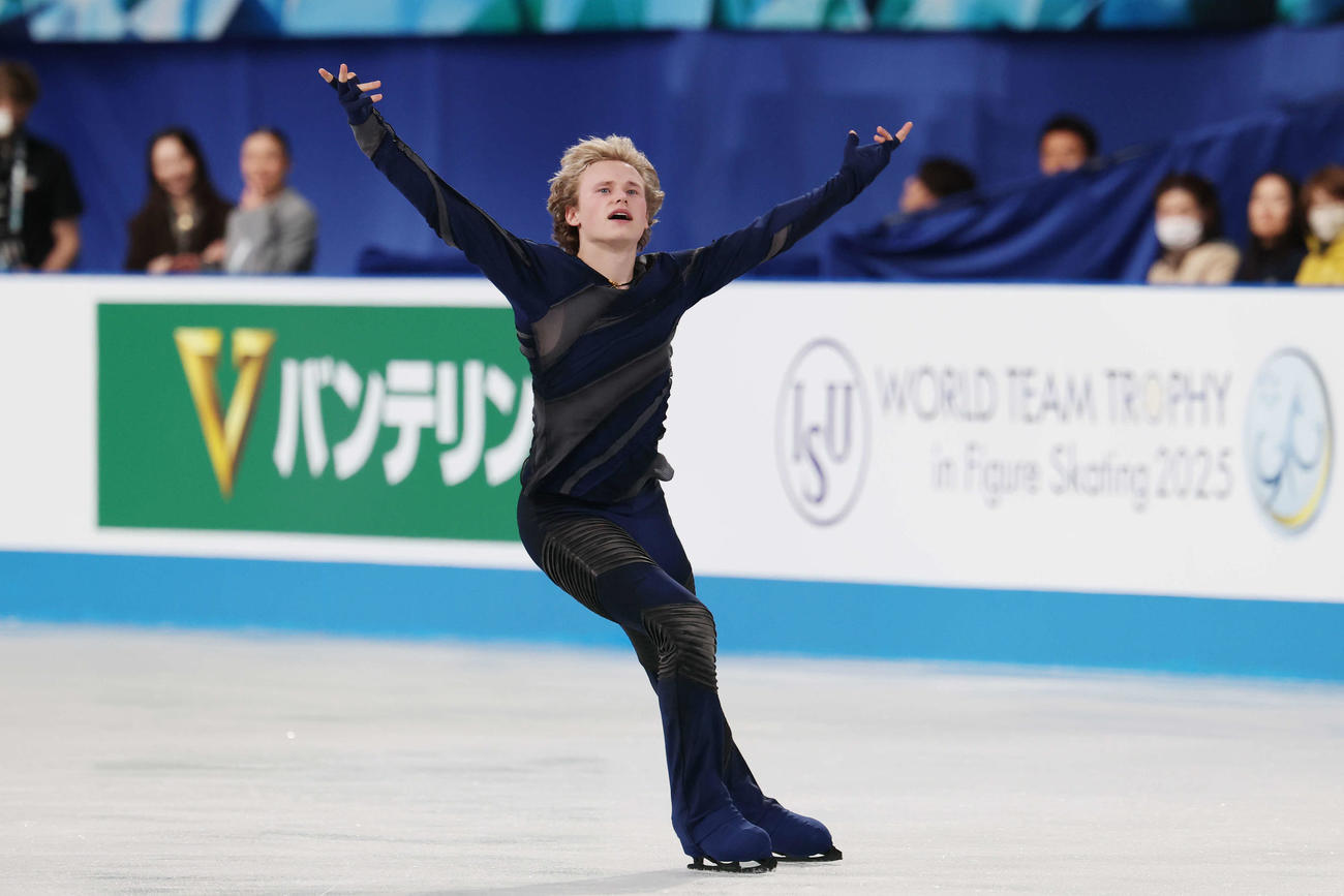 フィギュアスケート世界国別対抗戦　男子ショートプログラム（SP）　華麗な演技を披露するイリア・マリニン＝2025年4月17日
