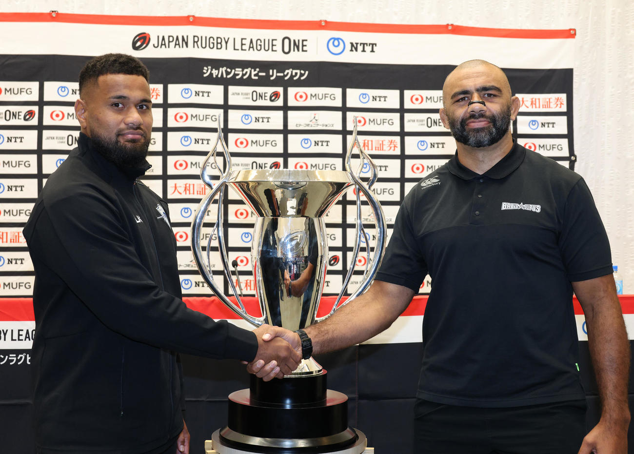 決勝戦の前日会見を行う、左から東京ベイのマキシ（左）とBL東京のリーチ（撮影・中島郁夫）