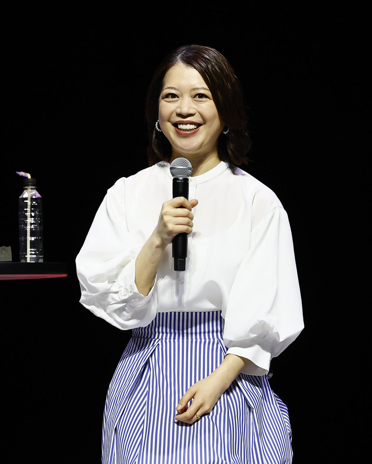 「IGアリーナ」開業式典でトークショーを行うプロフィギュアスケーターの鈴木明子（撮影・藤尾明華）