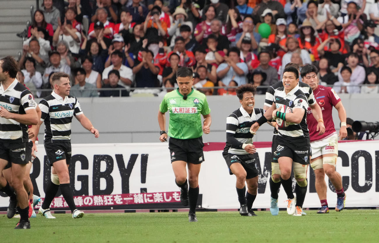 BL東京対東京ベイ　後半、東京ベイCTB立川（右から2人目）はゴール中央にトライを奪う＝2025年6月1日