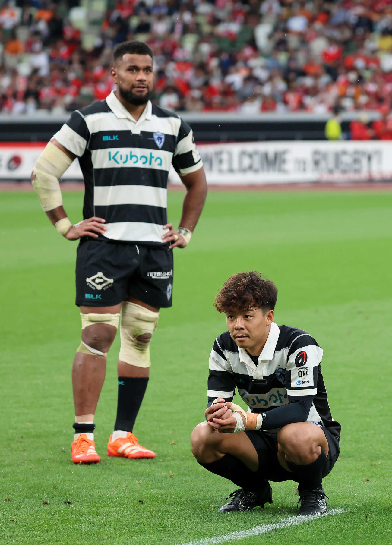 BL東京対東京ベイ　試合に敗れ、悔しい表情を見せる東京ベイの藤原（右）とマキシ（撮影・山本朝陽）