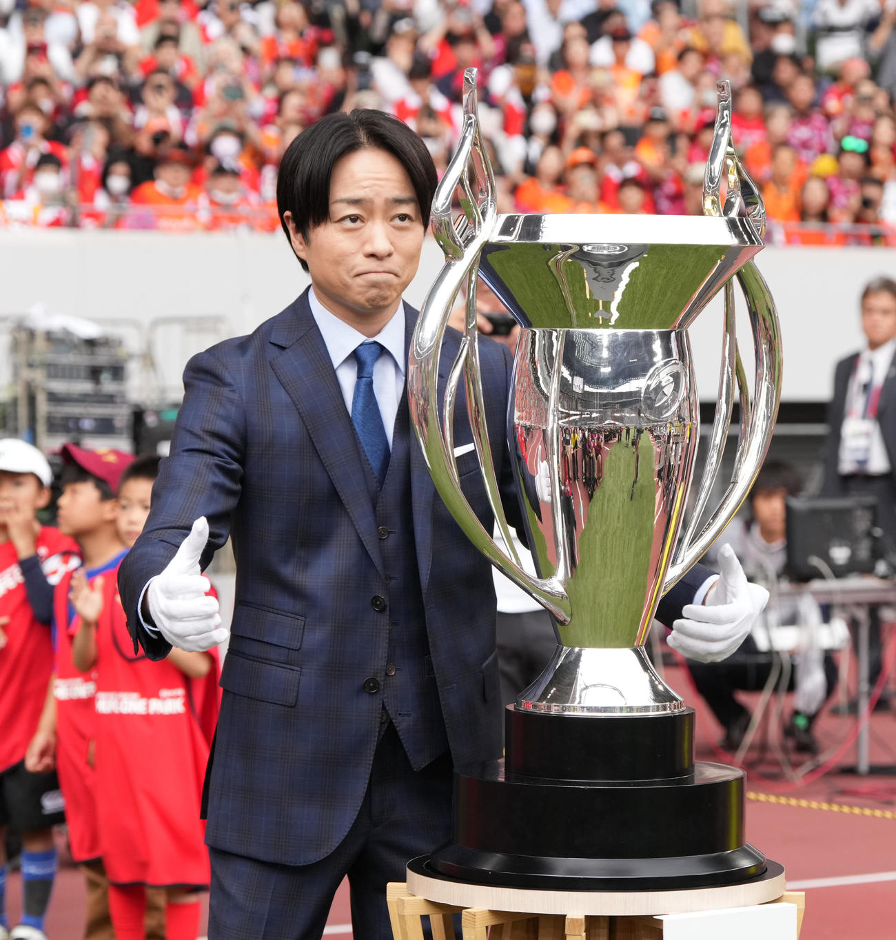 BL東京対東京ベイ　グラウンドに優勝トロフィーを運ぶ櫻井翔（撮影・小沢裕）