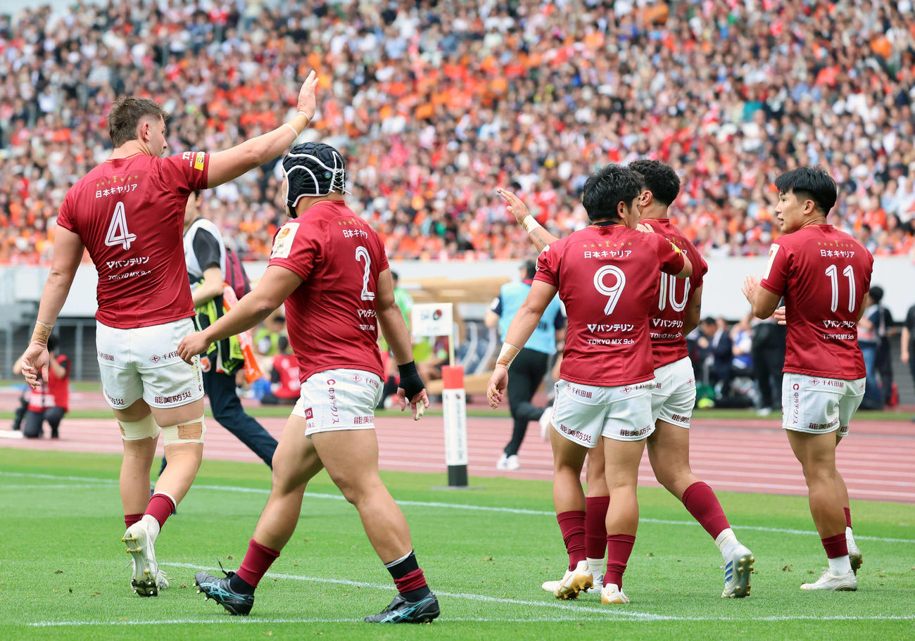 BL東京対東京ベイ　前半、トライを決めたBL東京のモウンガ（右から2人目）は仲間とハイタッチをする（撮影・山本朝陽）