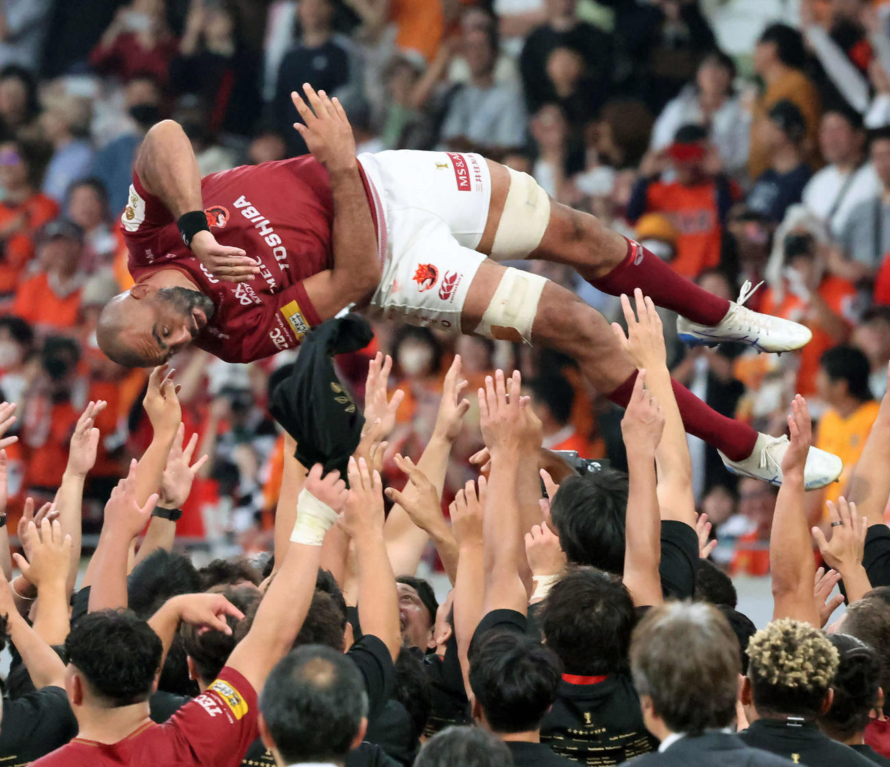 優勝を決め胴上げされるBL東京リーチ・マイケル