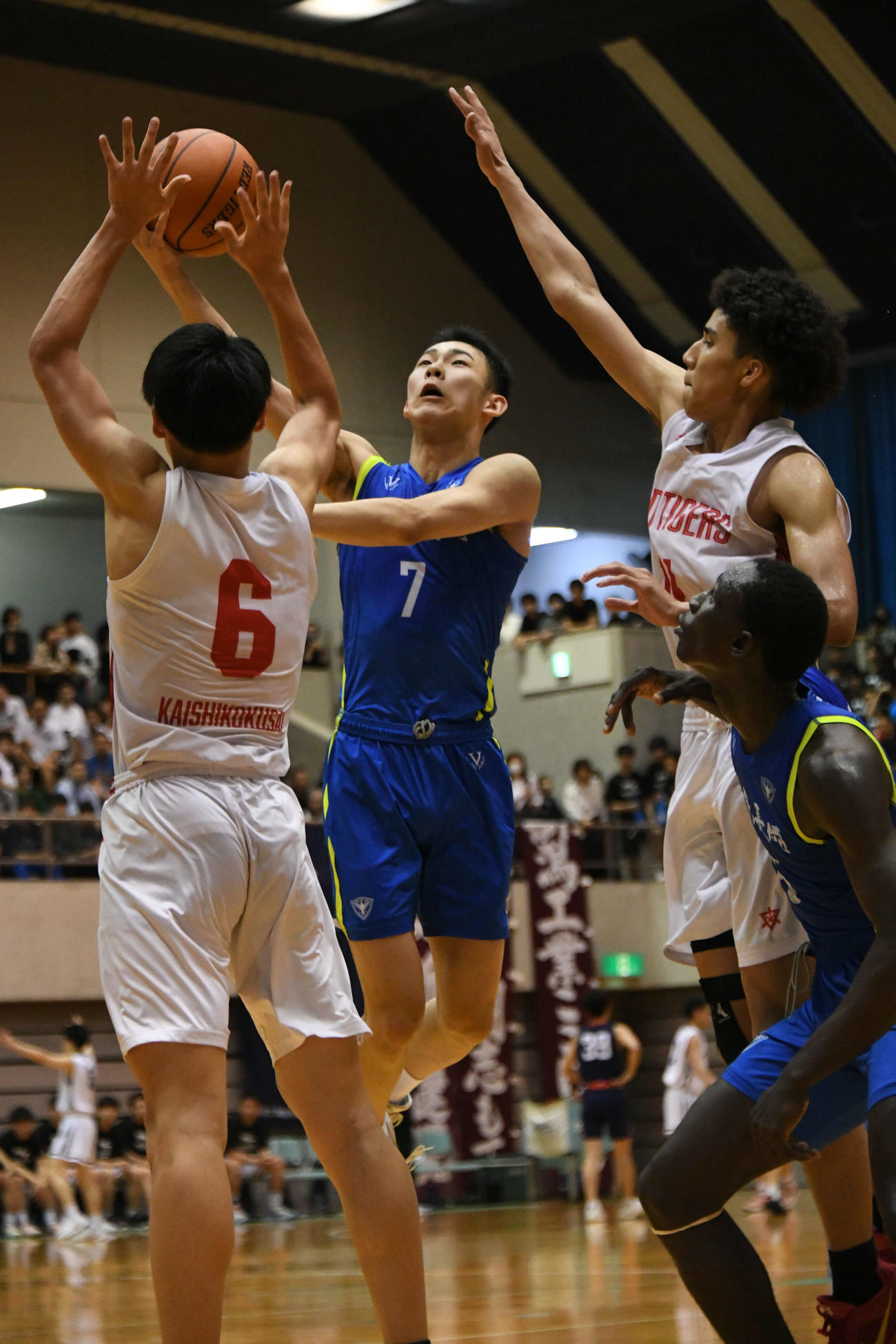 相手守備をかわしてシュートを決める帝京長岡の赤沢（7番）