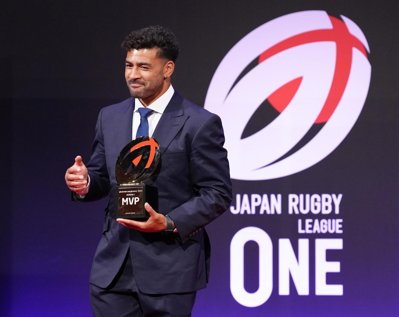 MVPを受賞し、笑顔を見せるBL東京モウンガ（撮影・足立雅史）