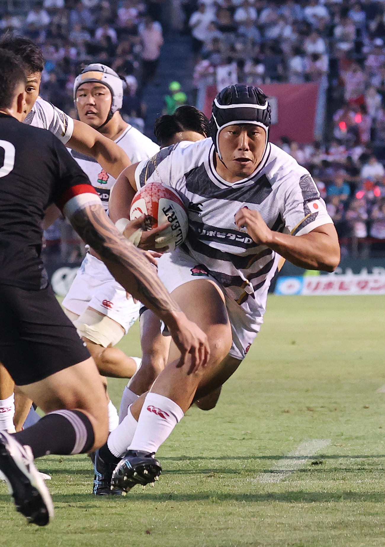 マオリ・オールブラックス戦で突破を試みる原田衛（2024年6月29日撮影）