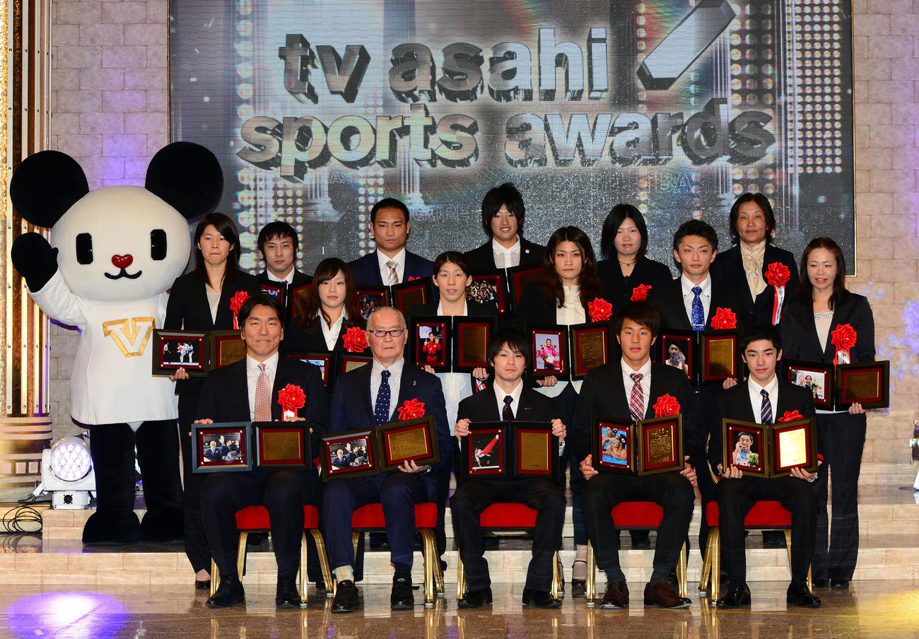 2014年「ビッグスポーツ賞」表彰式で受賞者が記念撮影。前列左から松井秀喜、長嶋茂雄、内村航平、瀬戸大也、白井健三、中段左から浜田真由、登坂絵莉、吉田沙保里、伊調馨、亀山耕平、中山由起枝、後列左から高藤直寿、海老沼匡、上野由岐子、峰幸代、宇津木麗華（2014年1月撮影）