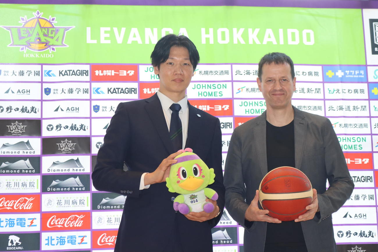 就任会見に出席したレバンガ北海道ロイブル新監督（右）と桜井GM（撮影・保坂果那）