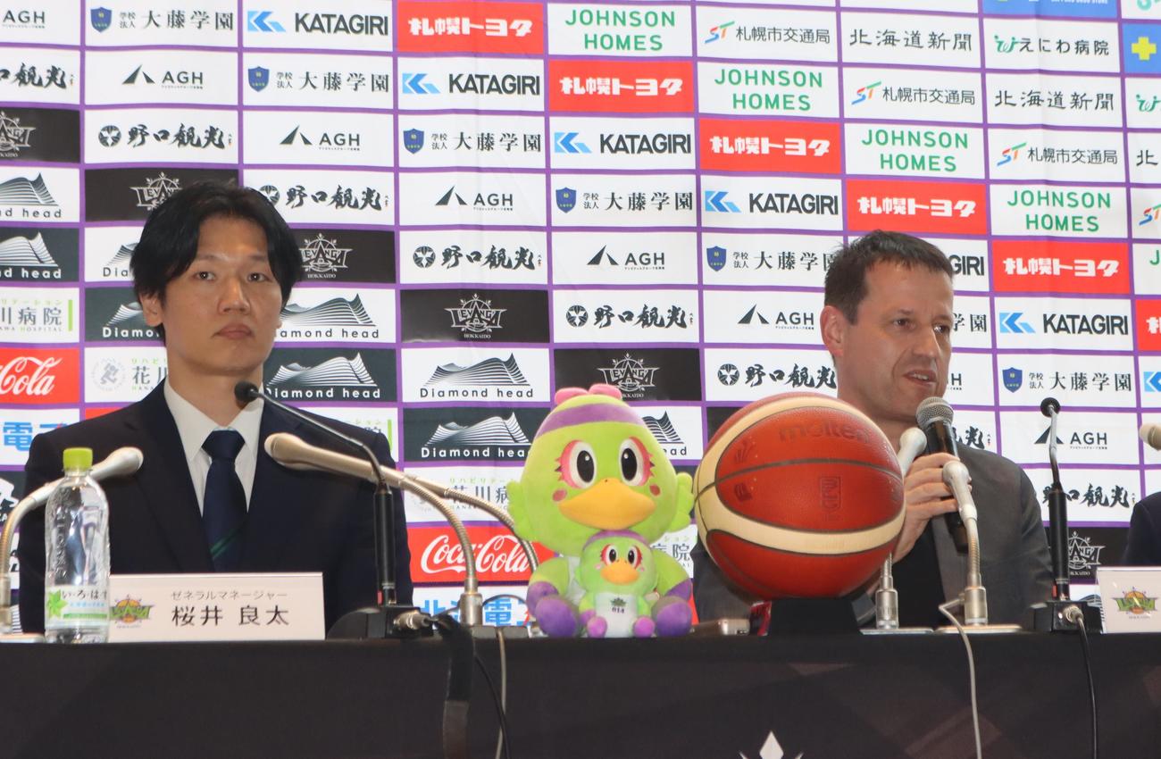 就任会見に出席したレバンガ北海道ロイブル新監督（右）と桜井GM（撮影・保坂果那）