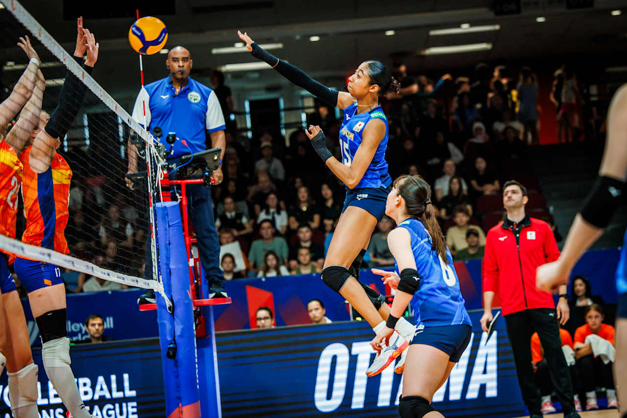 スパイクを打つ女子日本代表の宮部藍梨（C）FIVB　　　　　　　　　　　　　　　　　　　　　　　　　　　　　