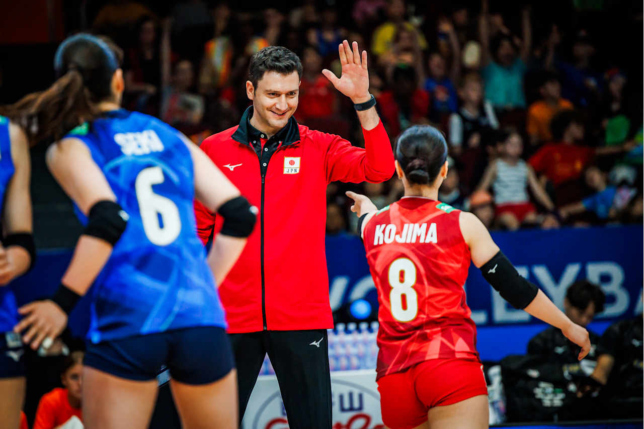 得点を喜ぶ女子日本代表のアクバシュ監督（中央）（C）FIVB　　　　　　　　　　　　　　　　　　　　　　　　　　　　　