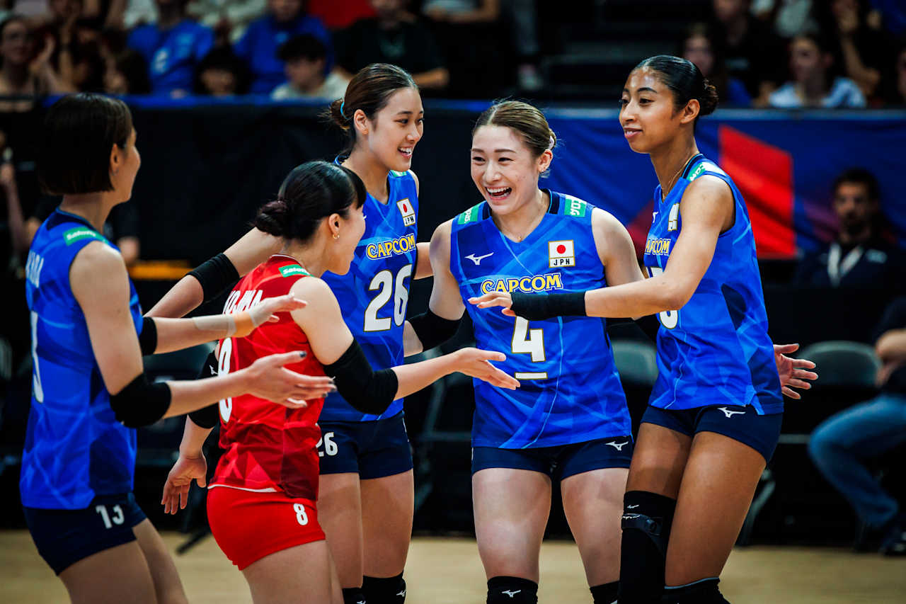 得点を喜ぶ女子日本代表（C）FIVB　　　　　　　　　　　　　　　　　　　　　　　　　　　　　