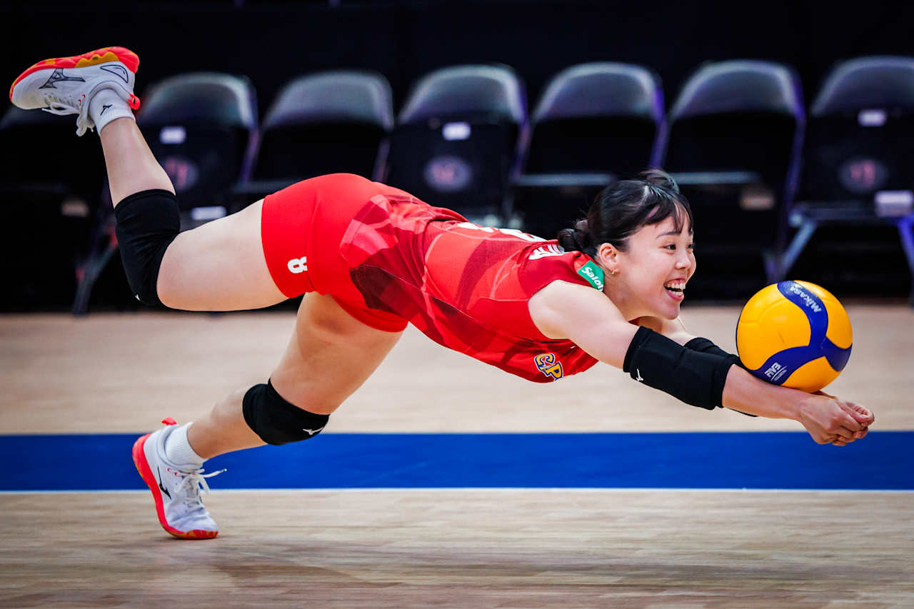 ボールに食らい付く女子日本代表の小島満菜美（C）FIVB　　　　　　　　　　　　　　　　　　　　　　　　　　　　　