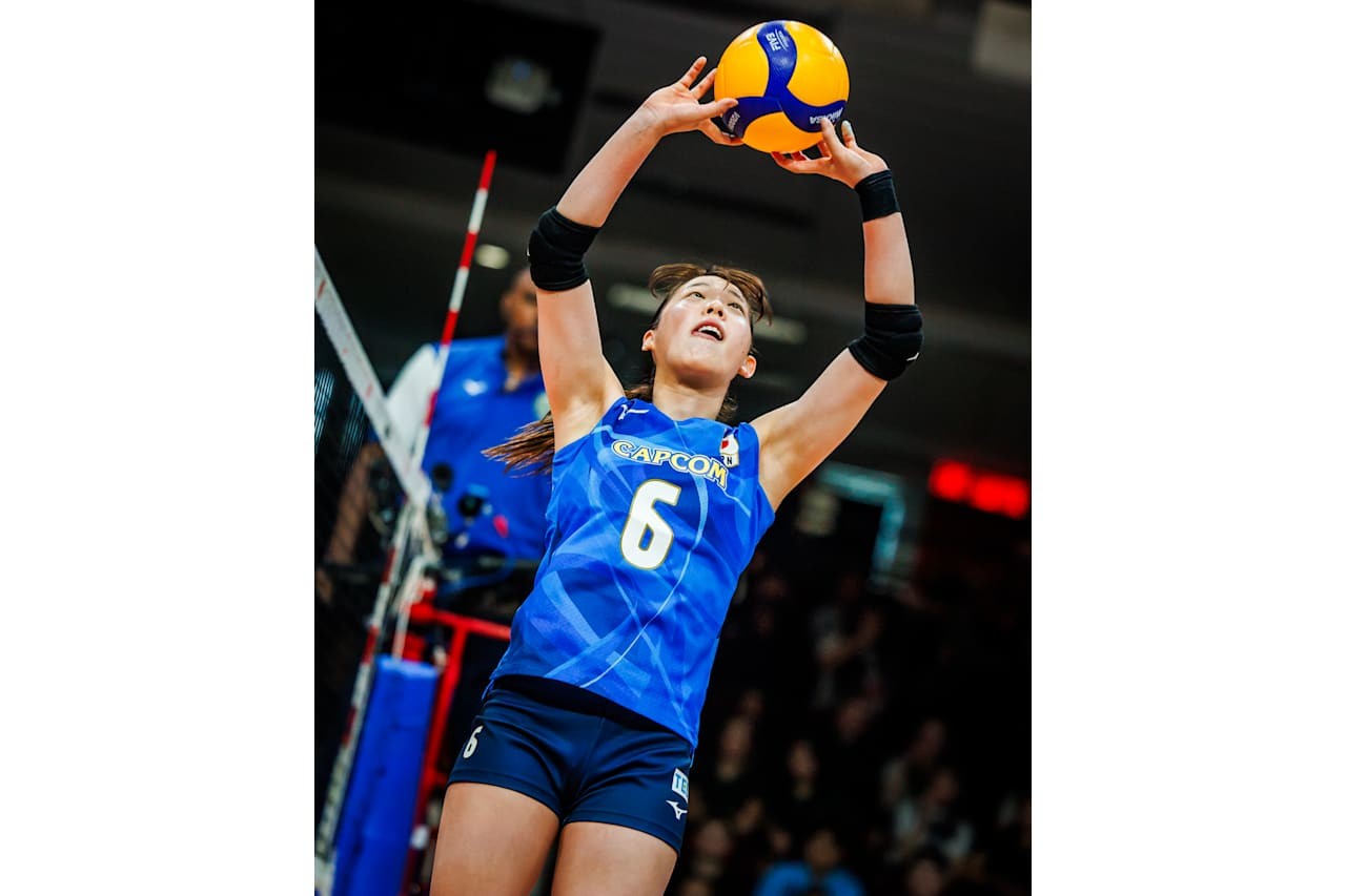 トスを上げる女子日本代表の関菜々巳（C）FIVB　　　　　　　　　　　　　　　　　　　　　　　　　　　　　
