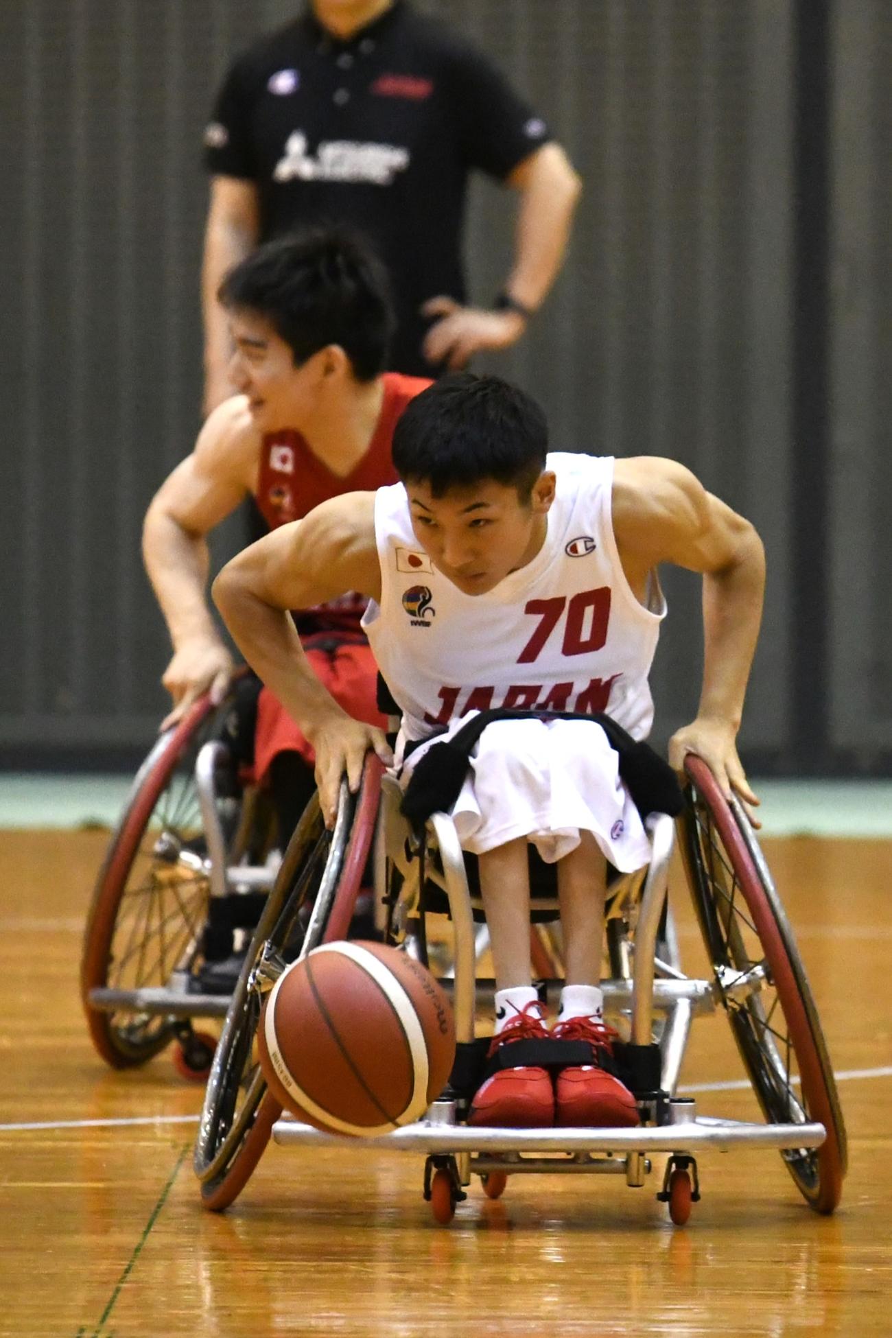 久我の紅白戦プレー中、車いす生活と日々の練習で鍛えた上半身が隆起した（撮影・久我悟）