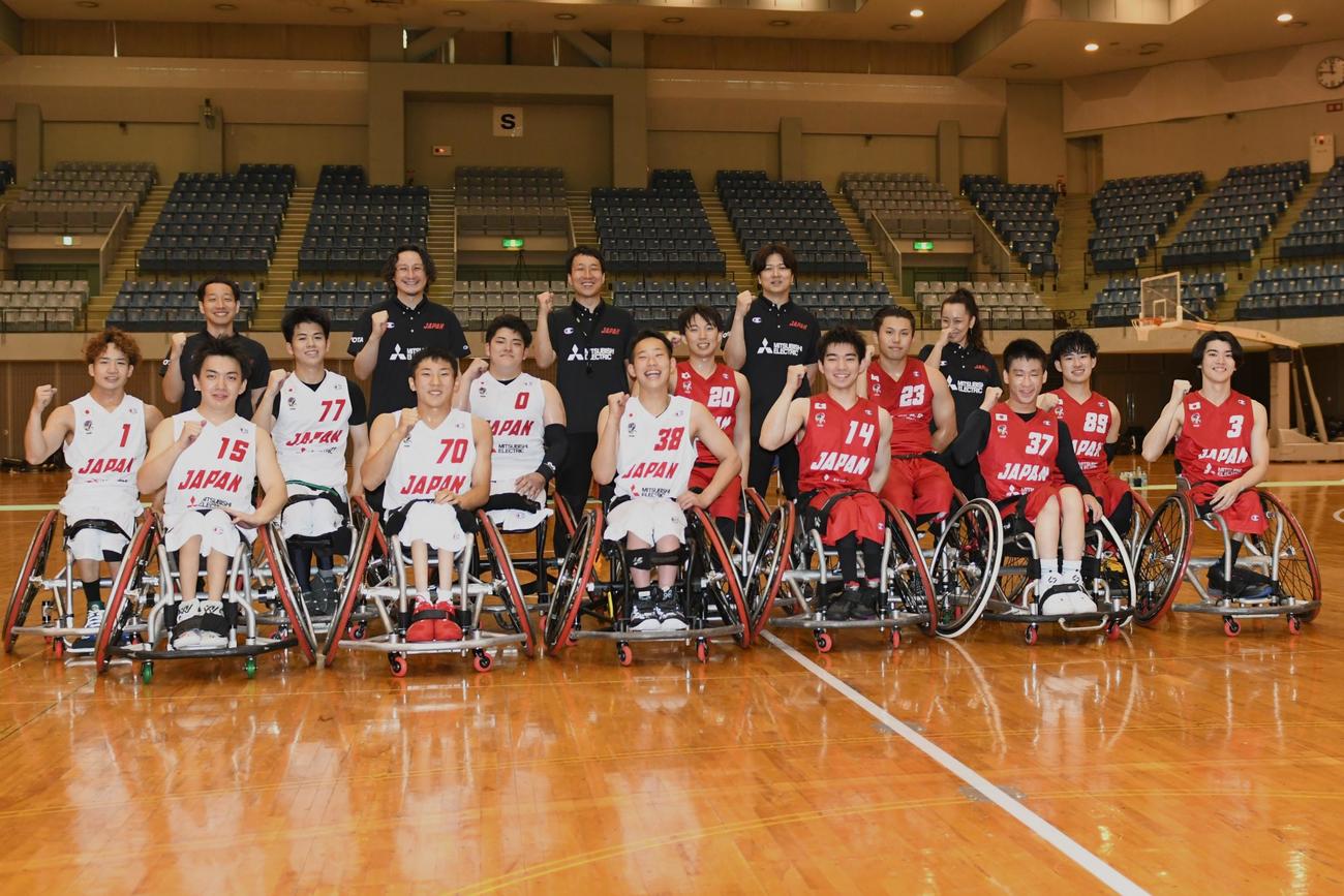 U23世界選手権直前合宿中の日本代表メンバー。前列中央の14歳の森岡ら5人の中高生が名を連ねた