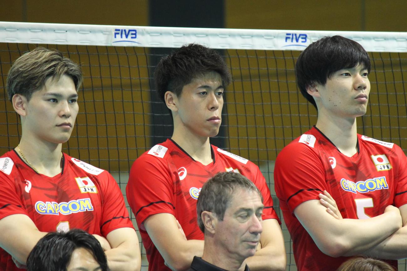 キックオフ会見に出席した（後列左から）西田有志、富田将馬、大塚達宣（撮影・勝部晃多）