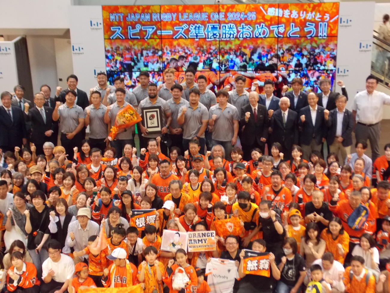 シーズン終了報告会でファンと写真に納まる東京ベイの選手たち（撮影・松本航）