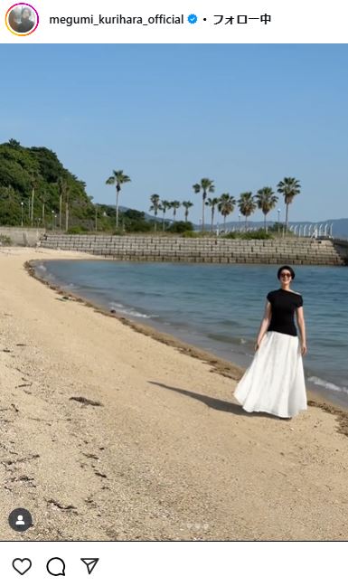 海辺を散歩する栗原恵さん（インスタグラムから）