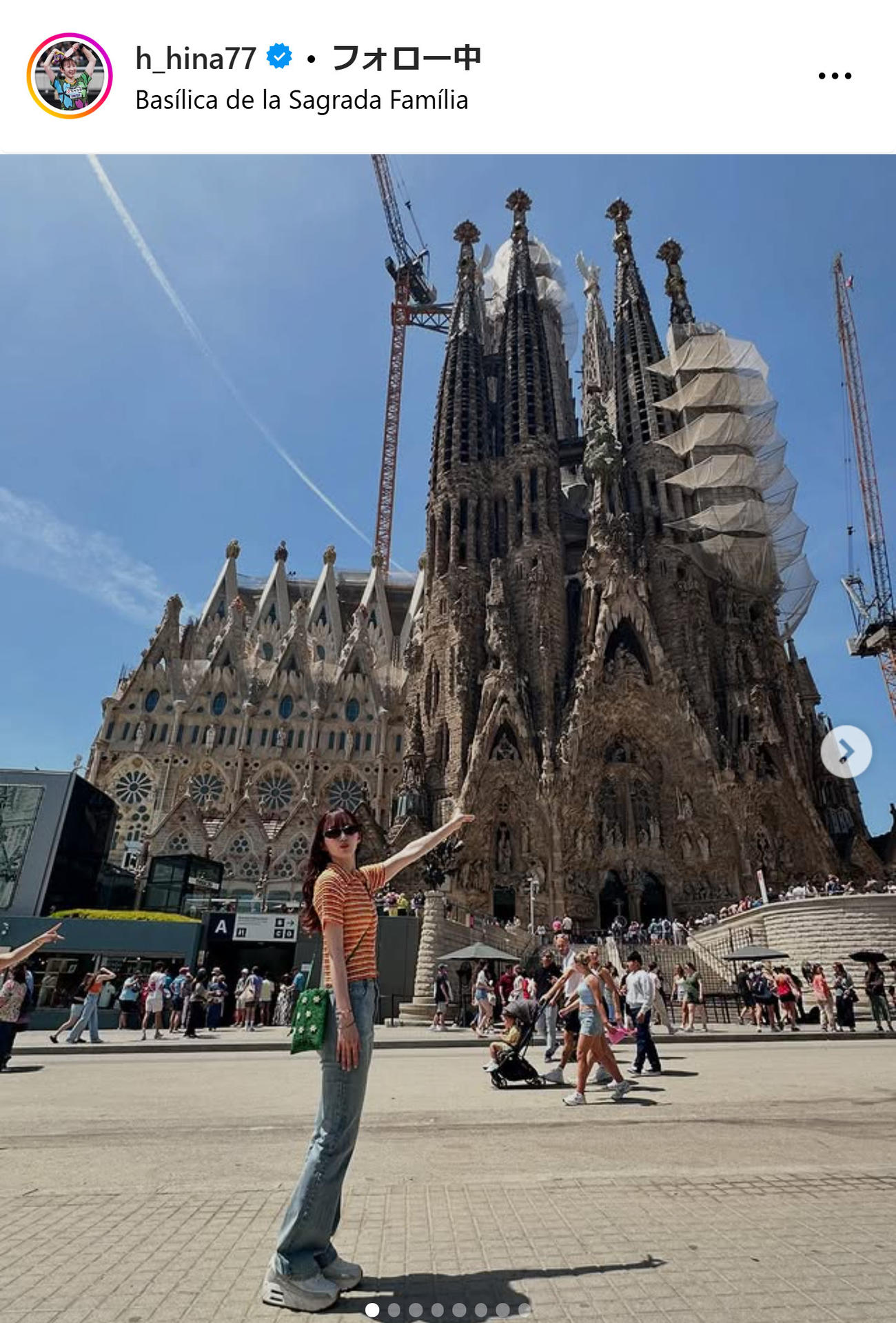 サグラダ・ファミリアの前に立つ早田ひな（インスタグラムから）
