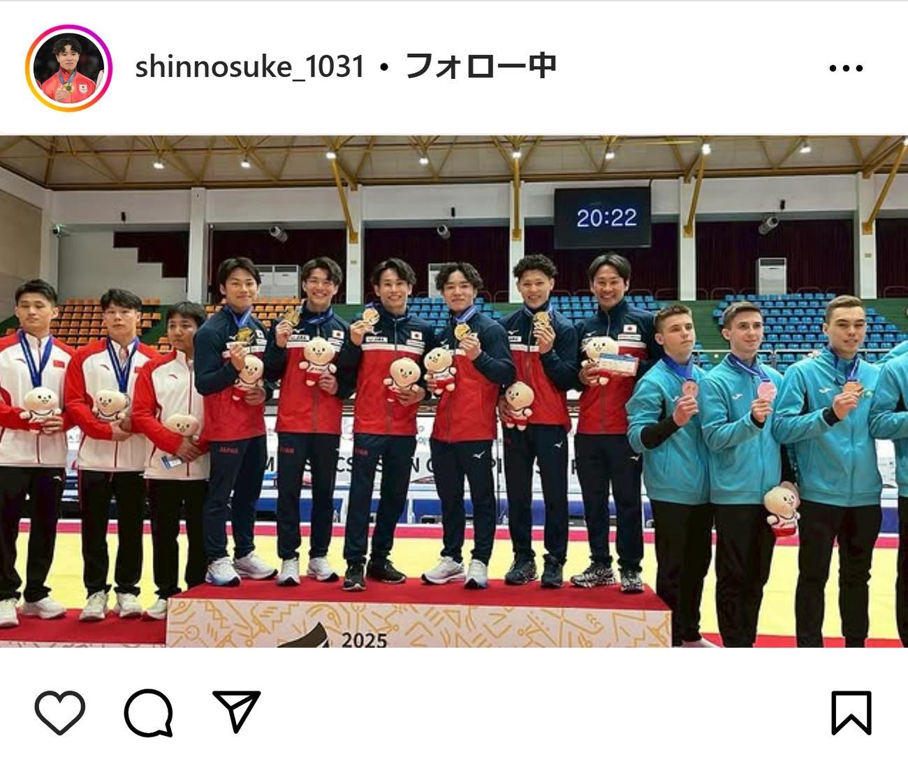 メダルと大会マスコット持って笑顔の岡慎之助ら（岡慎之助のインスタグラムから）
