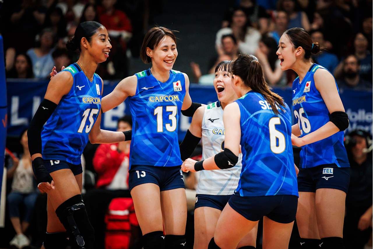 得点を喜ぶ女子日本代表（C）FIVB　　　　　　　　　　　　　　　　　　　　　　　　　　　　　