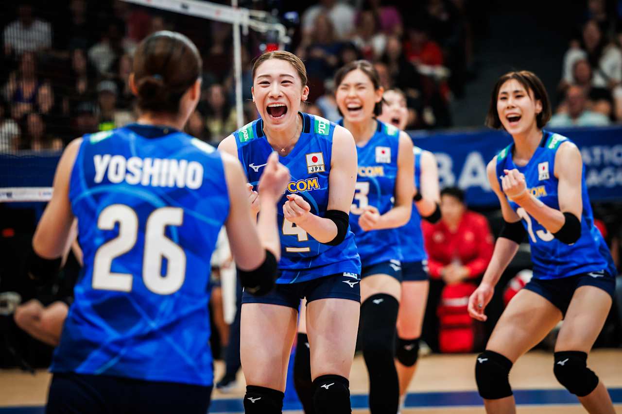得点を喜ぶ女子日本代表（C）FIVB　　　　　　　　　　　　　　　　　　　　　　　　　　　　　