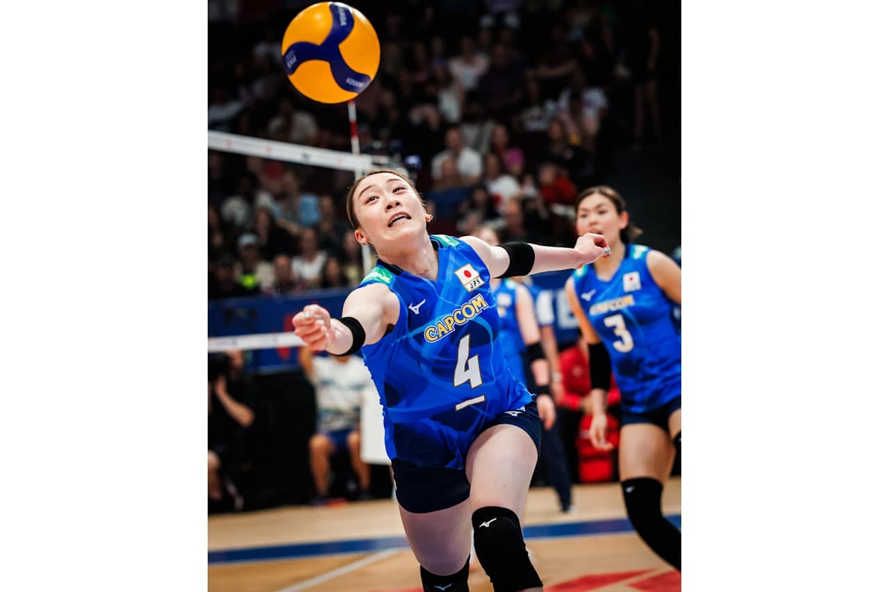 ボールに食らい付く女子日本代表の石川（C）FIVB　　　　　　　　　　　　　　　　　　　　