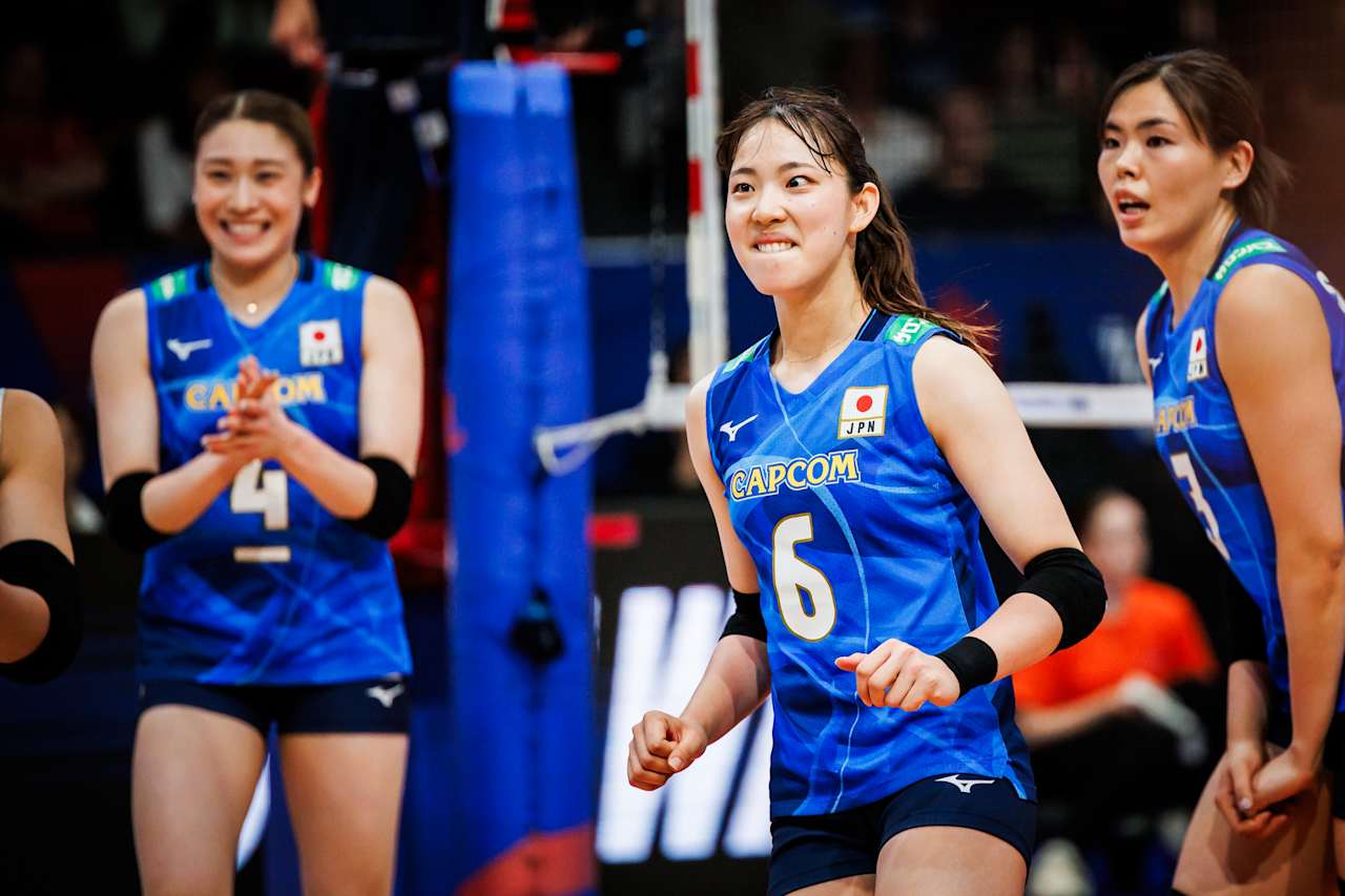 得点を喜ぶ女子日本代表の（左から）石川、関、島村（C）FIVB　　　　　　　　　　　　　　　　　　　　