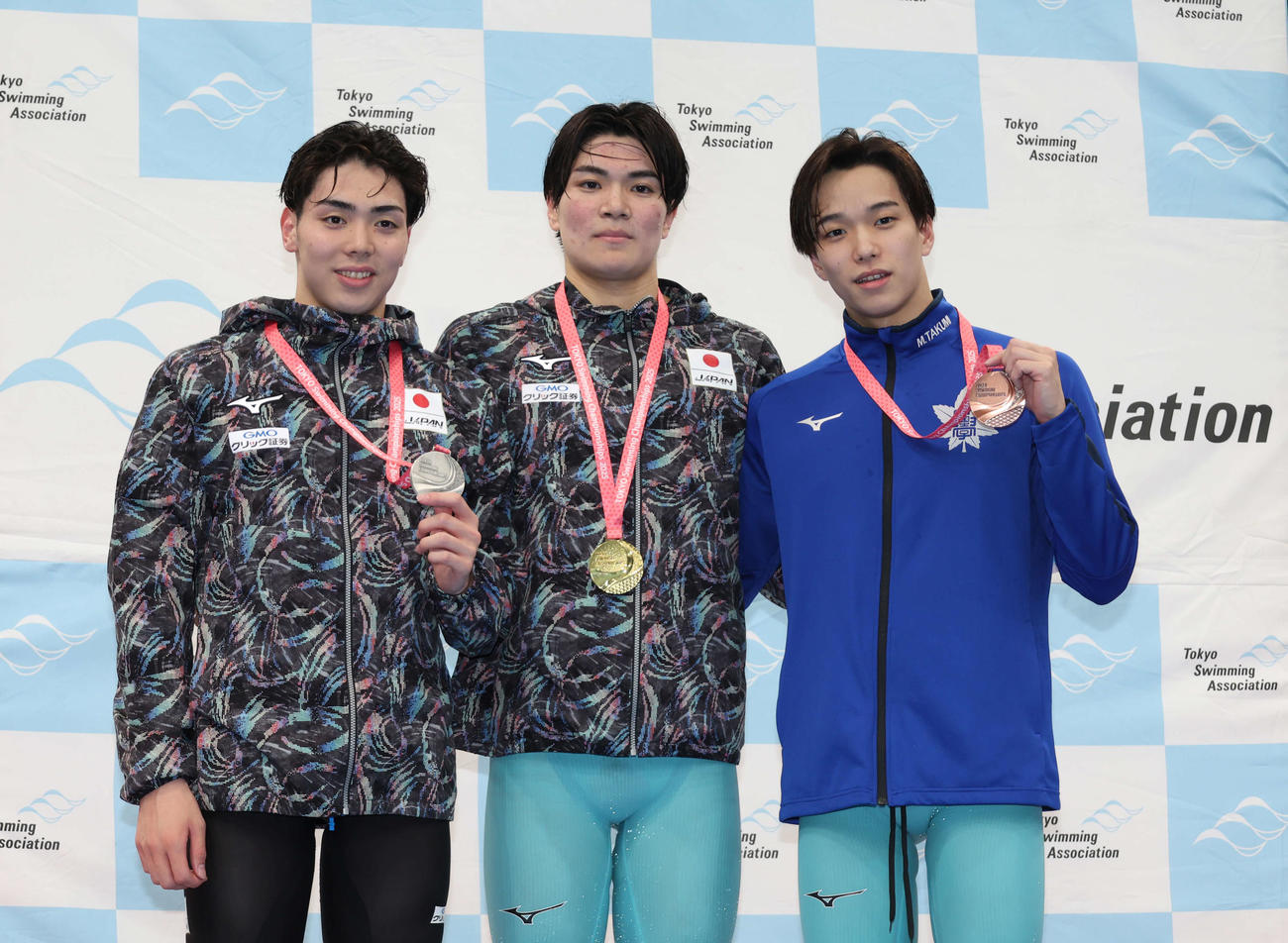 男子400m個人メドレー　表彰台に並んだ左から西川、松下、森（撮影・増田悦実）