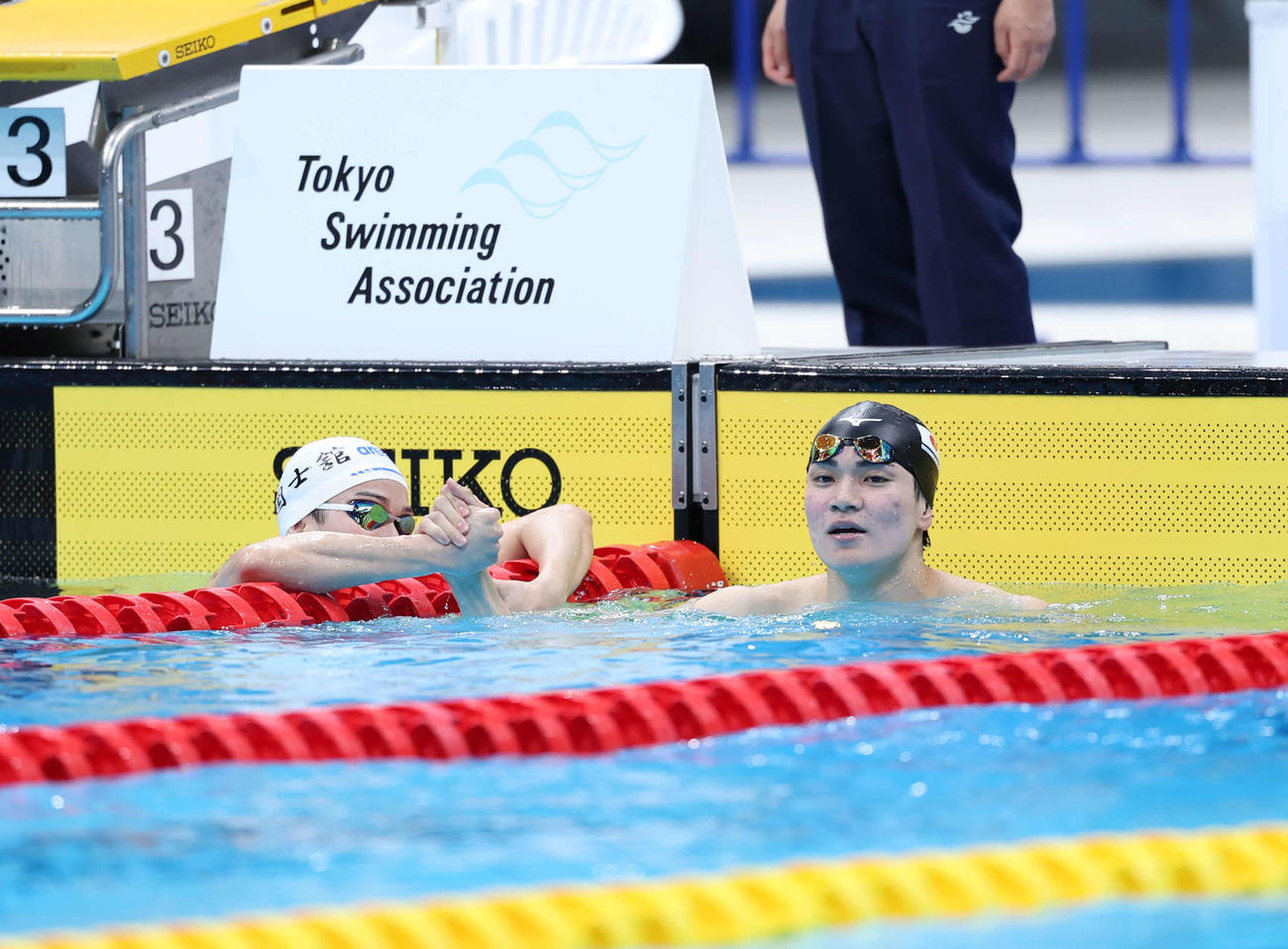 男子400m個人メドレー　競技後、手を握り合う森拓海（左）と松下（撮影・増田悦実）