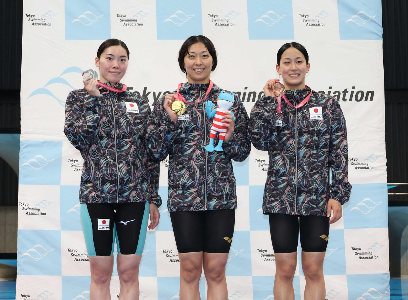 女子100m平泳ぎ　表彰台に並んだ左から青木、鈴木、加藤（撮影・増田悦実）