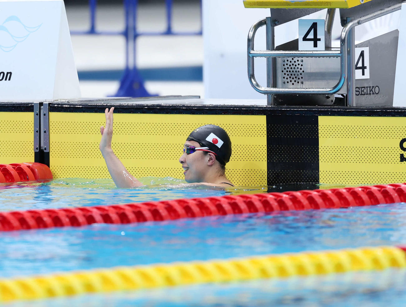 女子100m平泳ぎ　競技後、声援に応える鈴木（撮影・増田悦実）