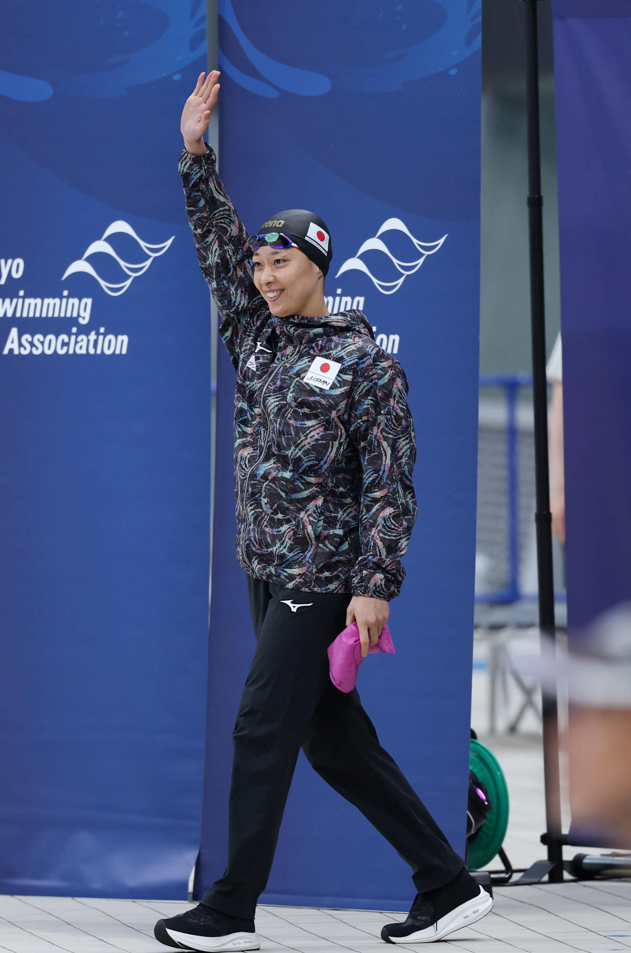 女子100m平泳ぎ　笑顔で入場する鈴木（撮影・増田悦実）