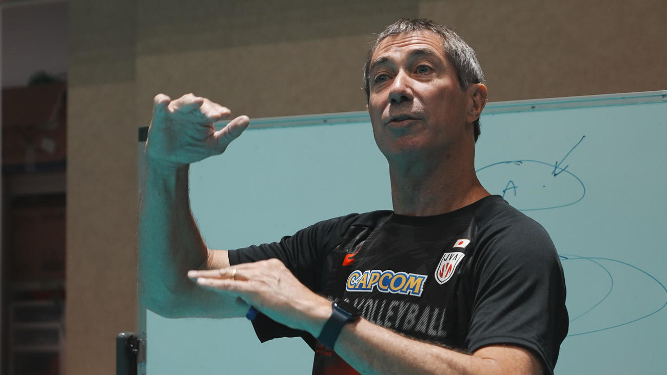 選手に語りかけるティリ監督（C）JVA　　　　　　　　　　　　　　　　　　　　　　　　　　　　　　