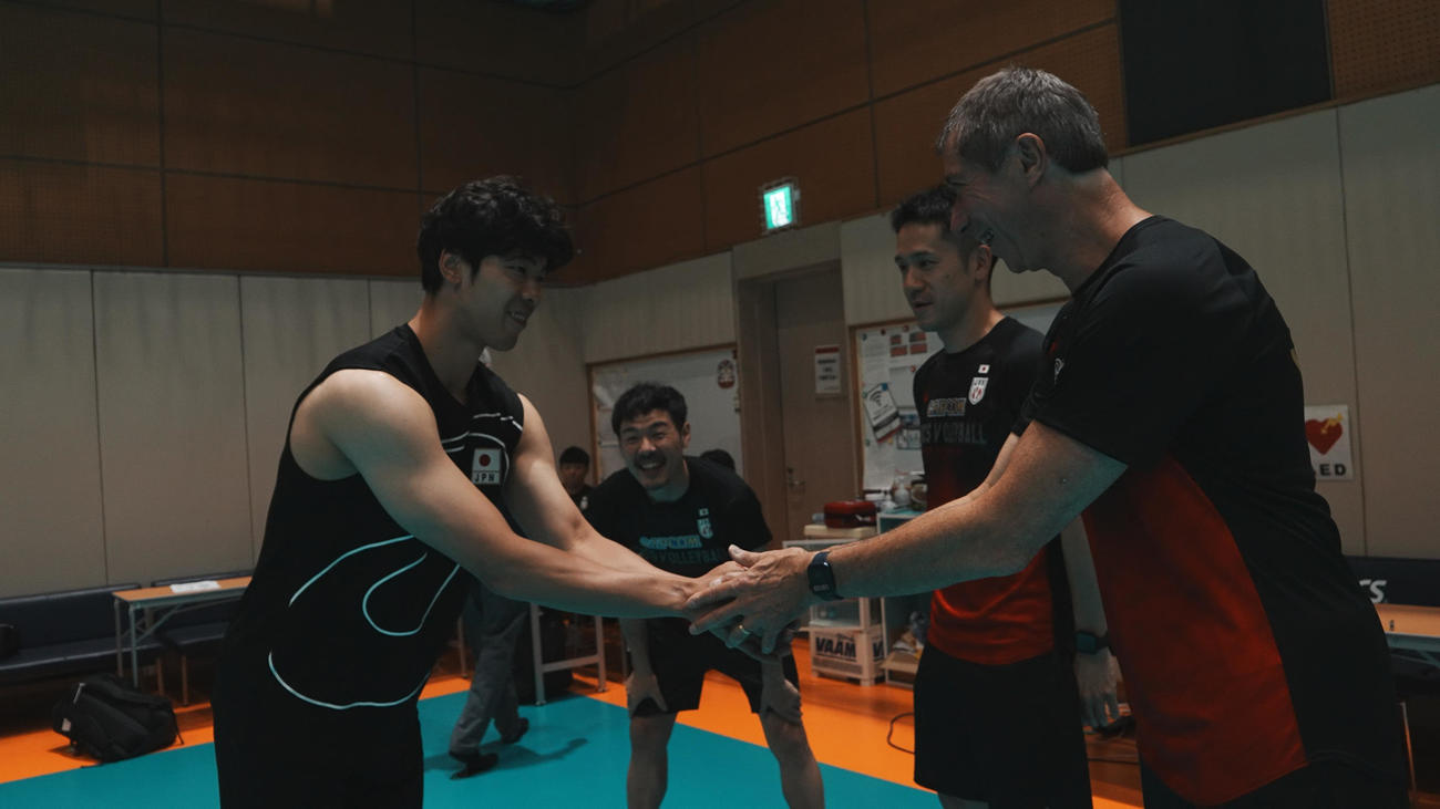 ティリ監督にあいさつする宮浦（左）（C）JVA　　　　　　　　　　　　　　　　　　　　　　　　　　　　　　