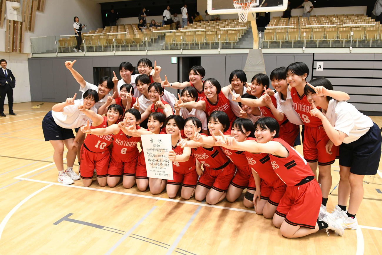 2年ぶりの優勝を全員で喜開志国際のメンバー