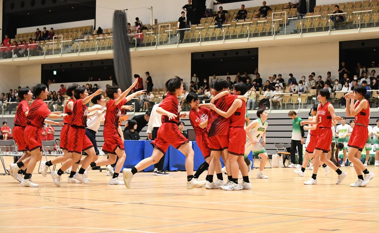 優勝を決め、喜び合う開志国際のメンバー