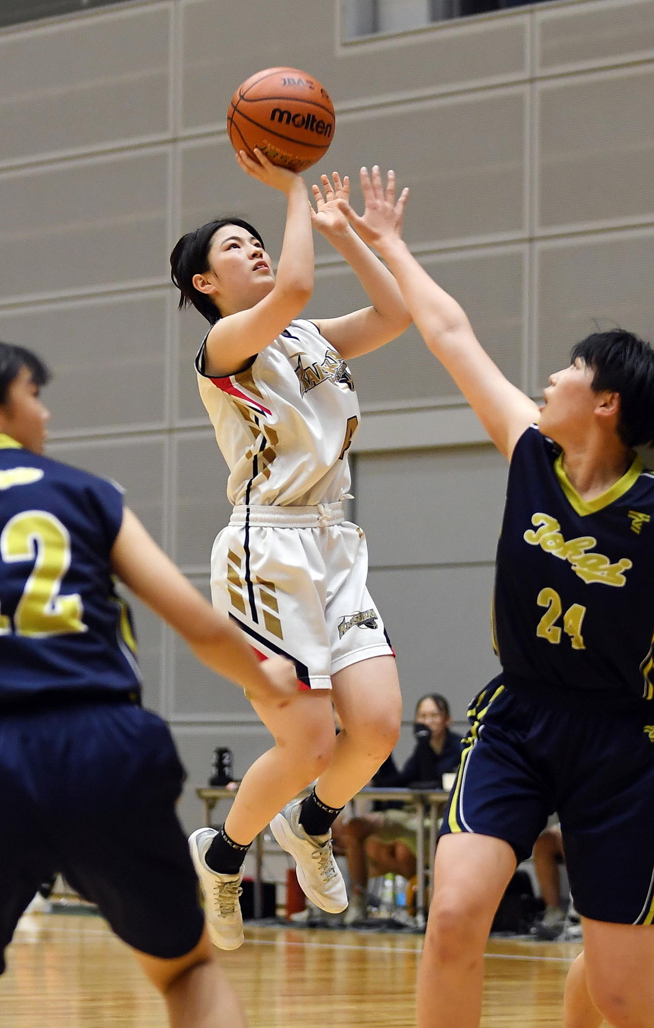 ジャンプシュートを放つ浜松開誠館・前川