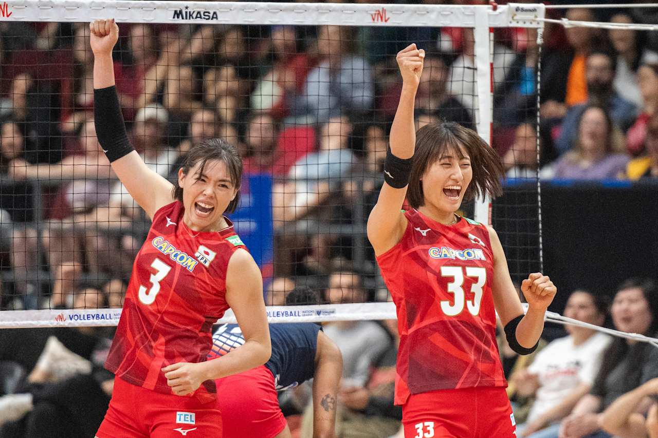得点を喜ぶ女子日本代表の島村（左）と秋本（C）FIVB　　　　　　　　　　　　　　　　　　　　　　　　　　　　　
