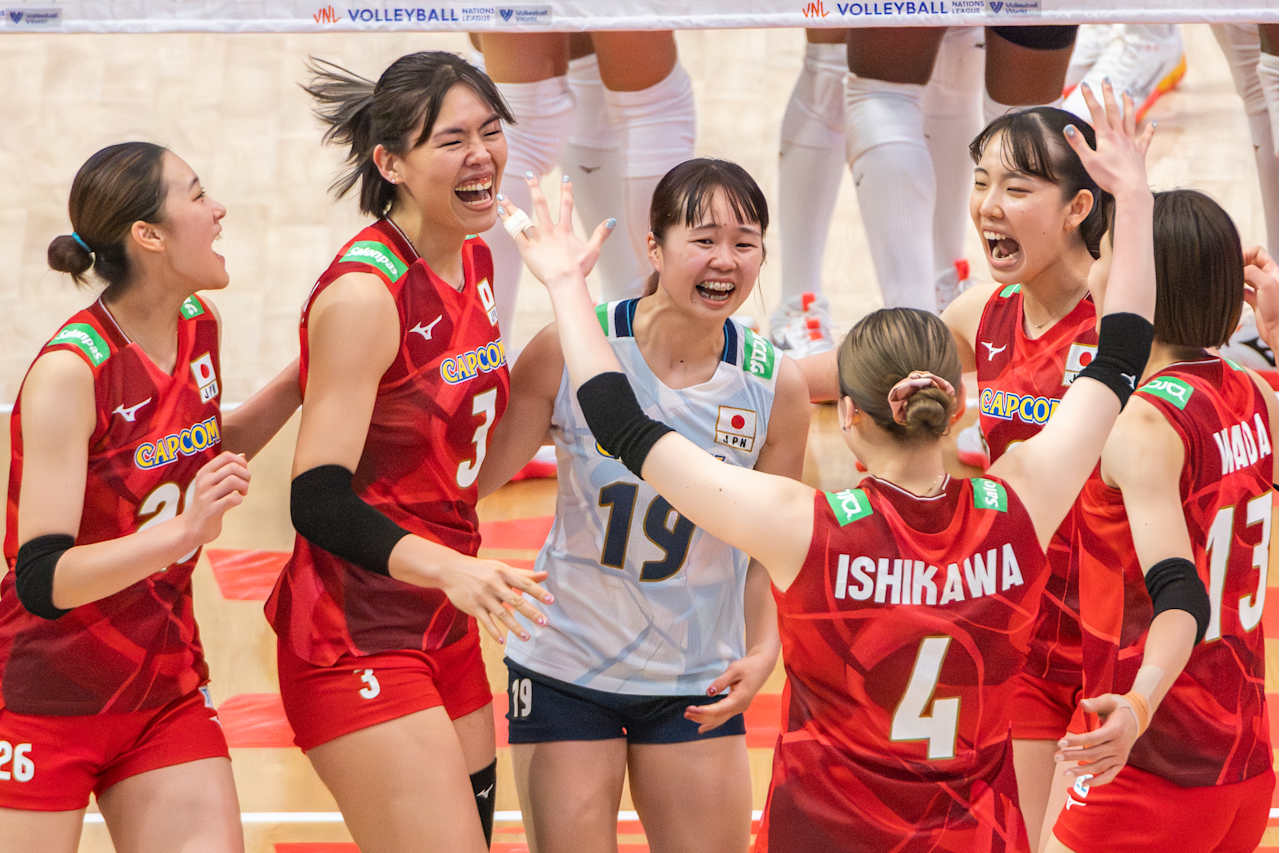 得点を喜ぶ女子日本代表（C）FIVB　　　　　　　　　　　　　　　　　　　　　　　　　　　　　