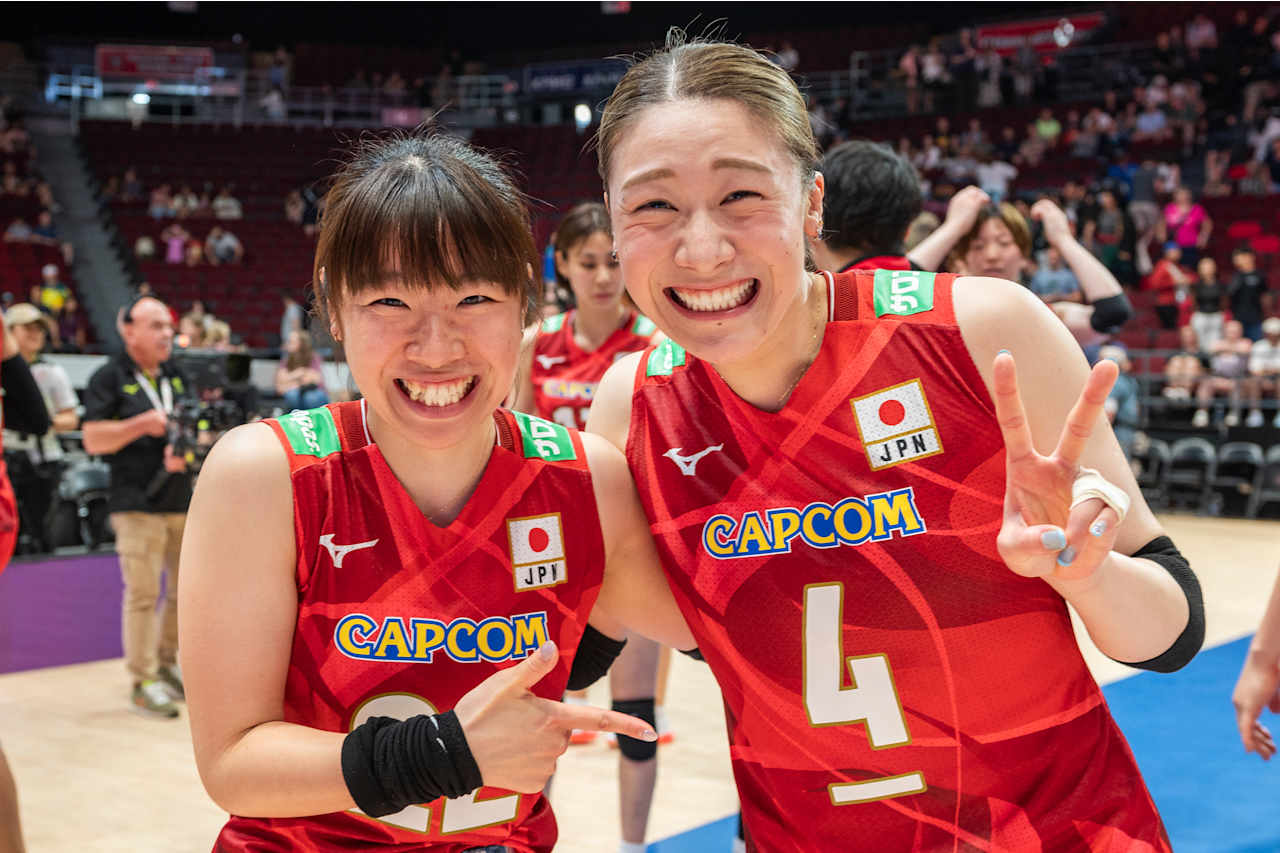 笑顔で写真に納まる女子日本代表の中川（左）と石川（C）FIVB　　　　　　　　　　　　　　　　　　　　　　　　　　　　　